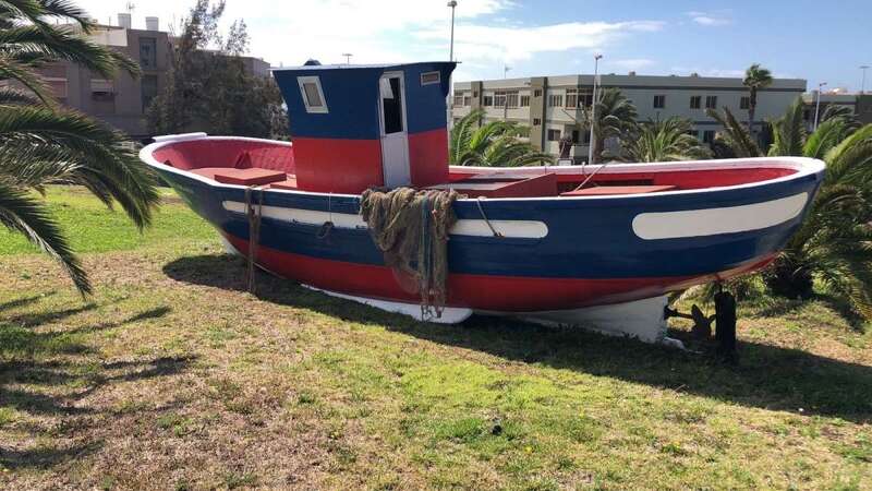 Operarios municipal pinta los bordillas del vial costero (Foto TA)